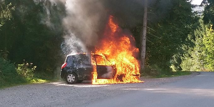 Feuer in Urnäsch AR - Auto brennt komplett aus