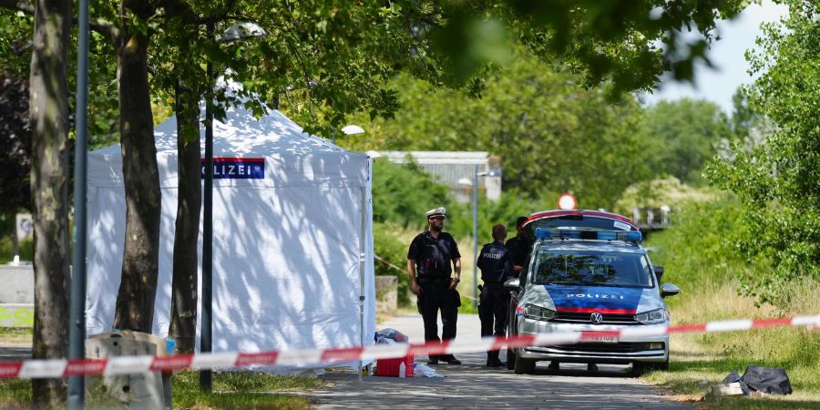 Polizisten im Einsatz: Im Juli wurde ein erstochener Obdachloser auf einer Parkbank an der Donau in Wien-Brigittenau gefunden.