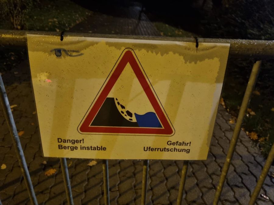 In Freiburg ist die Saane randvoll - es drohen Uferrutschungen.