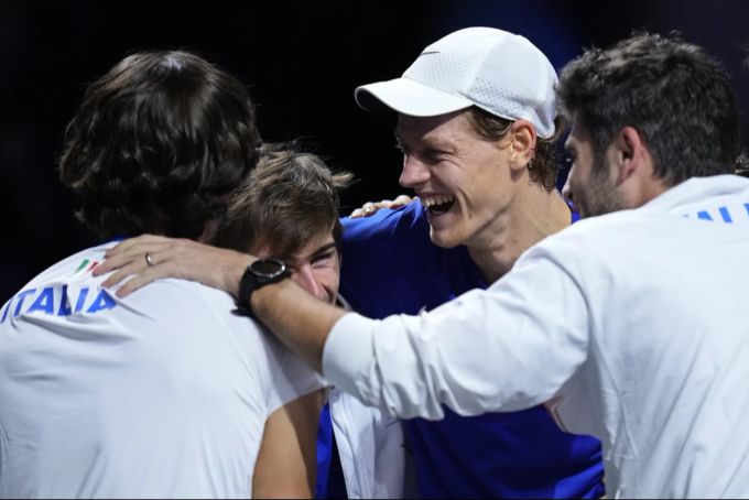 Davis Cup: Jannik Sinner freut sich mit seinen Teamkollegen über den Sieg. Jannik Sinner Davis Cup.