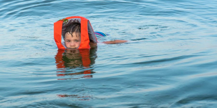 Sowohl auf dem Wasser als auch im Wasser sollten Kinder immer eine Schwimmweste tragen.