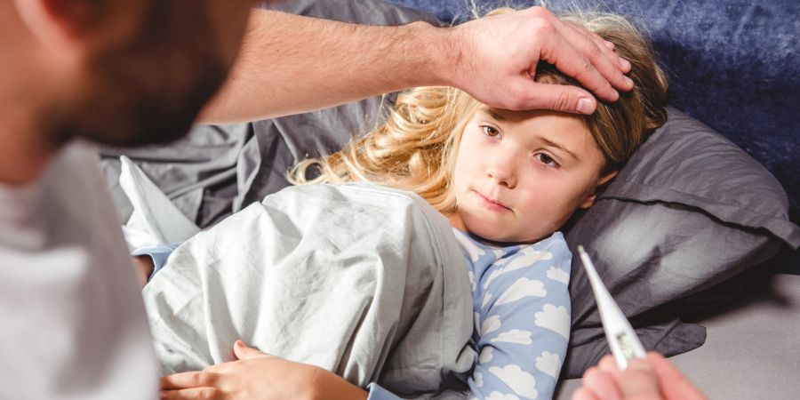 Wenn Ihr Kind Grippesymptome aufweist sollte es auf jeden Fall Zuhause bleiben, um wieder gesund zu werden.