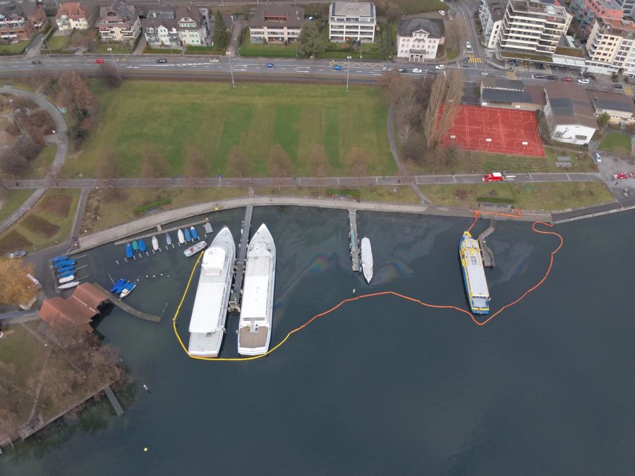 Diesel und Öl gelangte in den Zugersee in Zug.