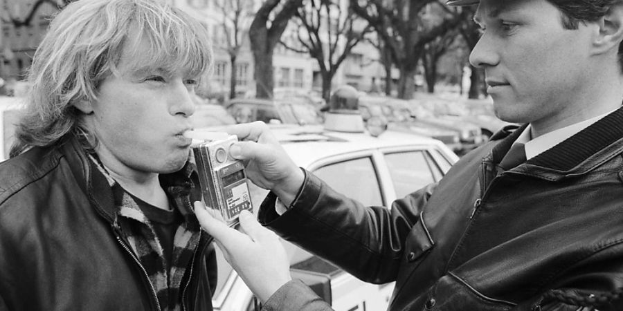 Nur 69 Prozent setzen sich nie nach Alkohol hinters Steuer: Atemluft-Kontrolle der Stadtpolizei Zürich im März 1980. (Archivbild)