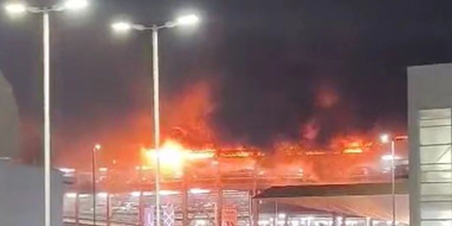 Flammen schlagen aus der obersten Etage eines mit vielen Autos besetzten Parkhauses am Londoner Flughafen Luton (Screenshot aus einem bei X geposteten Video).
