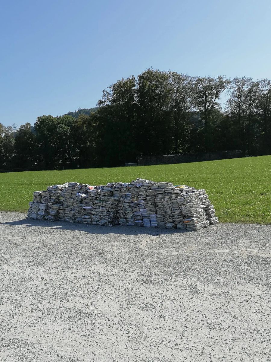 Der Bevölkerung blieb nichts übrig, als selbst eine Sammelstelle zu beginnen. Bald entstand ein kleiner Berg.