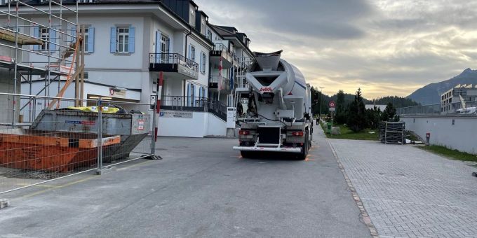 In St. Moritz GR wurde eine 86-jährige Frau von einem Lastwagen überrollt und getötet. Lastwagen