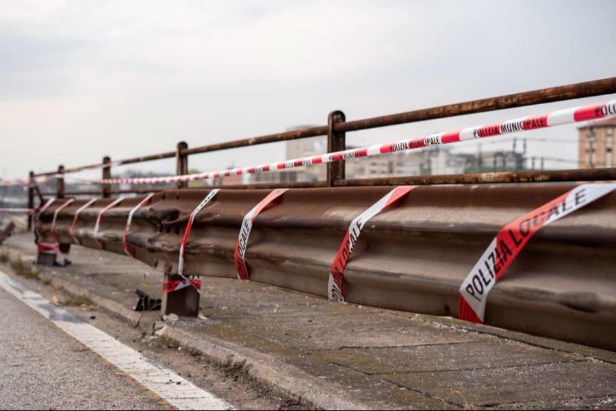 Die Leitplanke sei zudem zu niedrig und zu dünn gewesen.