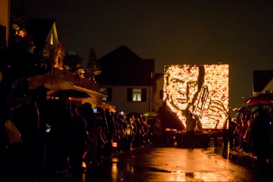 Neben dem Umzug ist aber auch der Glühwein ein fester Bestandteil des traditionellen Festes.