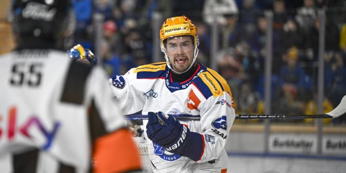 Juho Lammikko von den ZSC Lions reklamiert beim Schiedsrichter. ZSC Lions