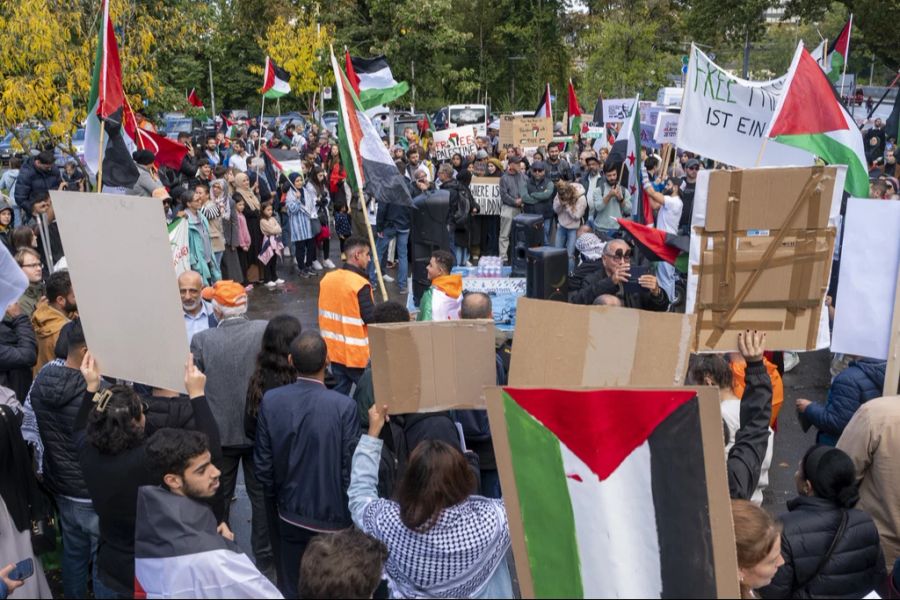 Menschen demonstrieren für ein freies Palästina auf der Berner Schützenmatte, 14. Oktober 2023. Es gab keine Ausschreitungen, trotzdem sind solche Kundgebungen bis auf Weiteres untersagt.