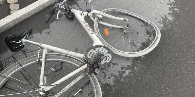 Kollision zwischen Auto und Velo in Näfels. Kollision in Näfels.