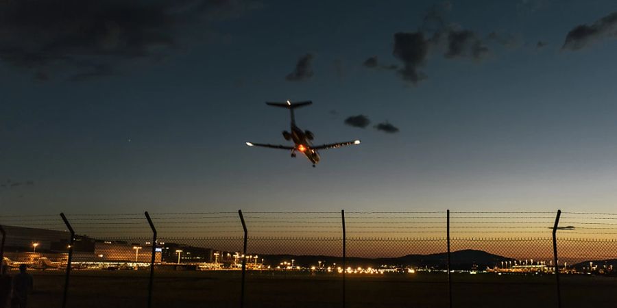 Eine Maschine landet auf dem Flughafen Zürich: In der Nacht stört Fluglärm mehr - der Zürcher Fluglärmindex ist wieder angestiegen.