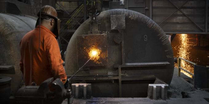 Unter anderem die Industrie läuft es derzeit nicht rund. Ein Experte erwartet in diversen Branchen weitere Stellenstreichungen. Stellen
