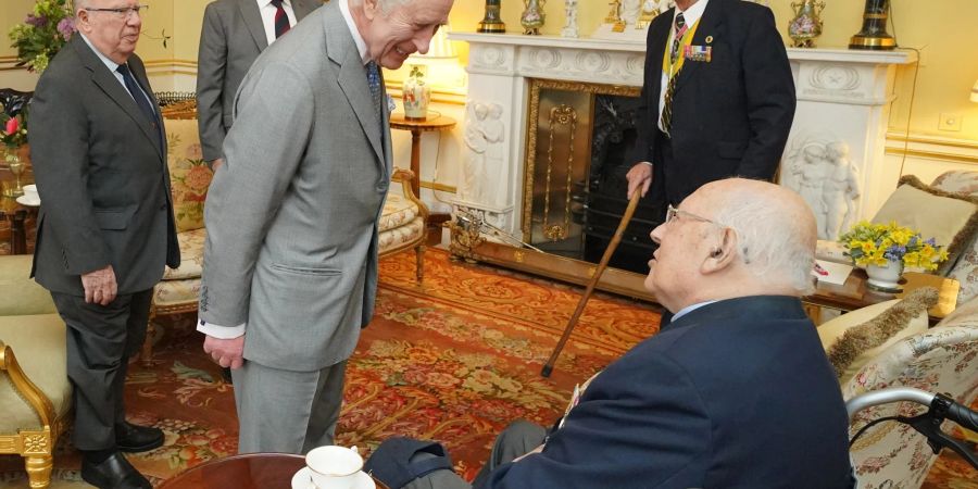 König Charles III. (m) von Grossbritannien bei einer Audienz im Buckingham-Palast mit Veteranen des Koreakriegs.