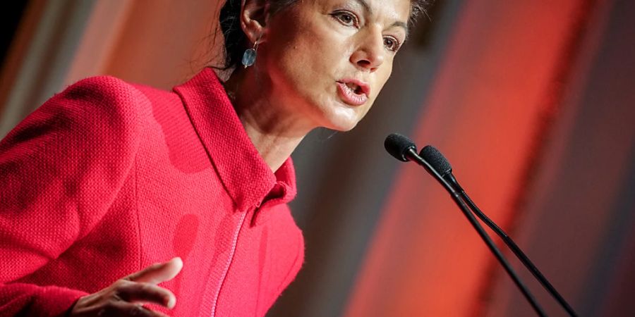 Sahra Wagenknecht, Parteivorsitzende, spricht beim Gründungsparteitag der neuen Wagenknecht-Partei, das «Bündnis Sahra Wagenknecht - für Vernunft und Gerechtigkeit». Foto: Kay Nietfeld/dpa