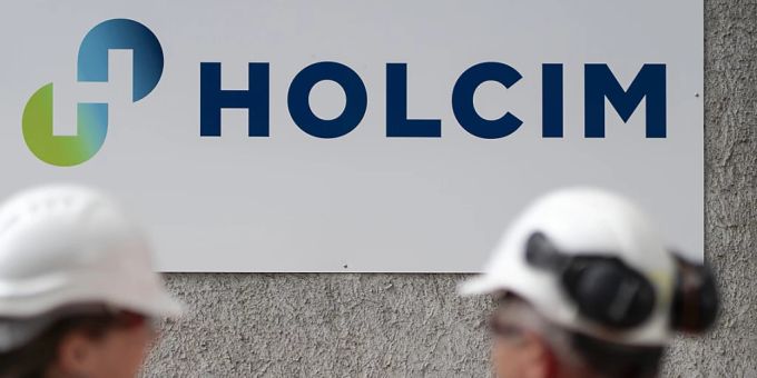 Zwei Mitarbeiter von Holcim im Zementwerk Siggenthal AG. (Archivbild) Holcim