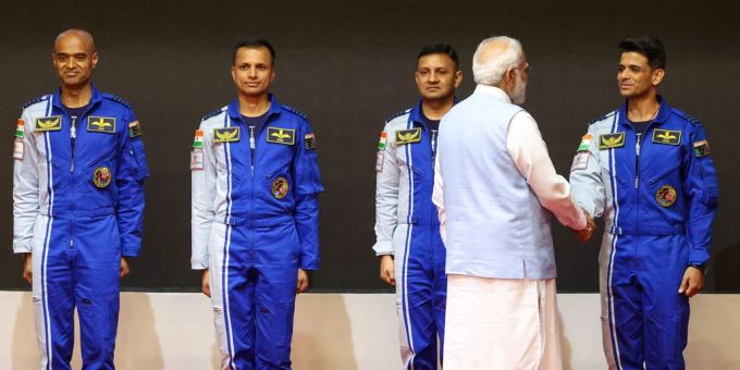 Narendra Modi beim Händeschütteln mit den vier Astronauten Prasanth Balakrishnan Nair, Angad Pratap, Ajit Krishnan und Shubhanshu Shukla. Indien Astronauten