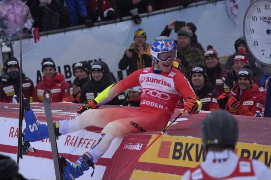 Hier zelebriert Marco Odermatt seinen dritten Adelboden-Sieg in Serie.