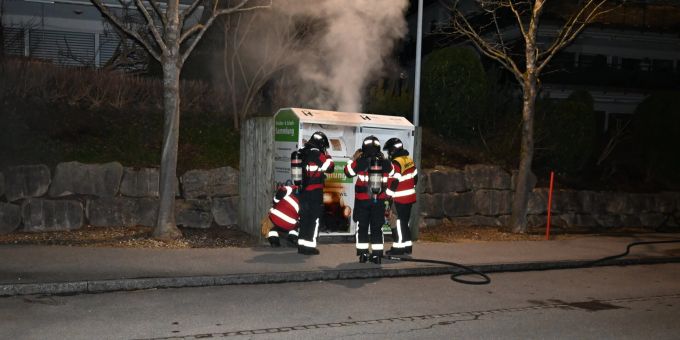 Brand in Wil SG - Unbekannte werfen Feuerwerkskörper in Container
