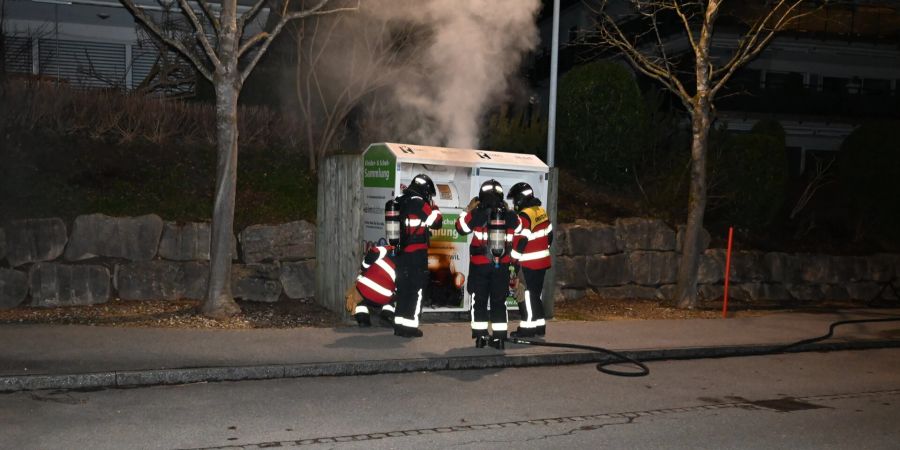 Feuerwehr löscht Altkleider-Container