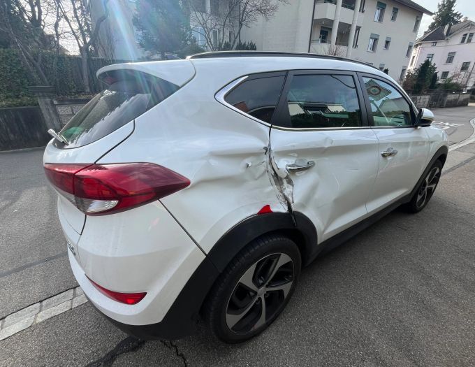 Beim Unfall entstand ein Sachschaden. Sachschaden nach Unfall.