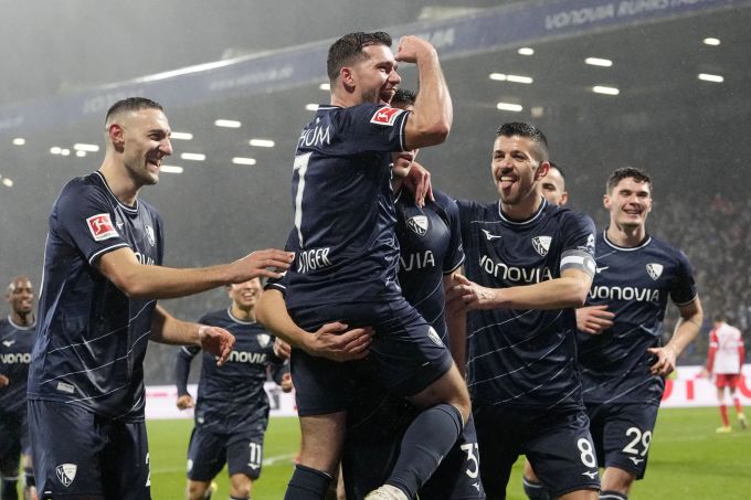Die Spieler von Bochum jubeln gegen Bayern München. Bayern München