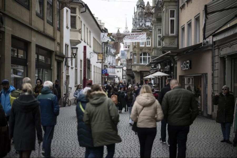 Die im Ausland gekaufte Ware wird aktuell erst ab 300 Franken verzollt. Der Bundesrat will den Wert auf 150 Franken senken.