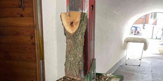 Fläsch GR - Mann bei Arbeiten mit Keilspaltmaschine an Hand verletzt