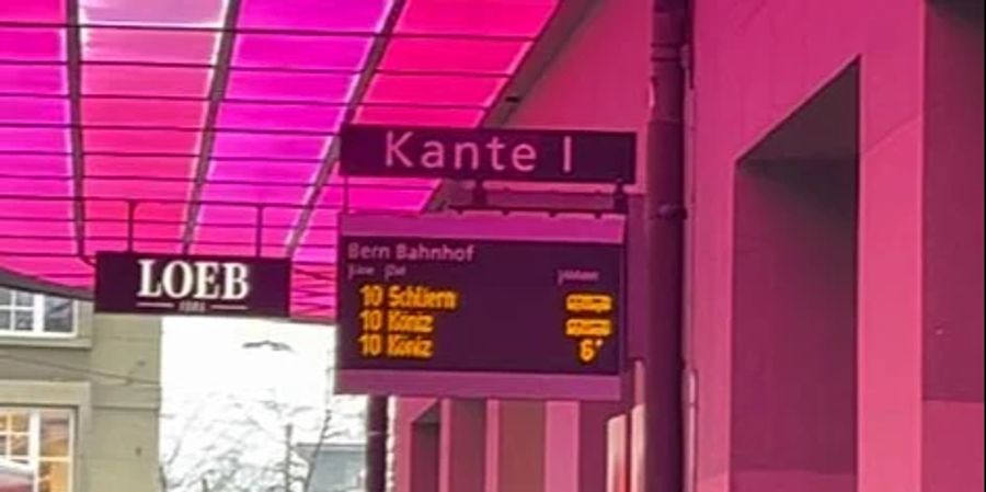 Die digitale Anzeigetafel zeigt: Schon mehrere Busse müssten jetzt zum Einsteigen bereit sein.