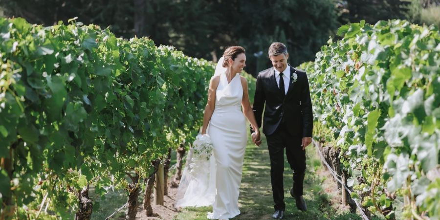 Die ehemalige neuseeländische Premierministerin Jacinda Ardern mit ihrem Ehemann Clarke Gayford bei ihrer Hochzeit auf dem Weingut Craggy Range in Hawke's Bay.