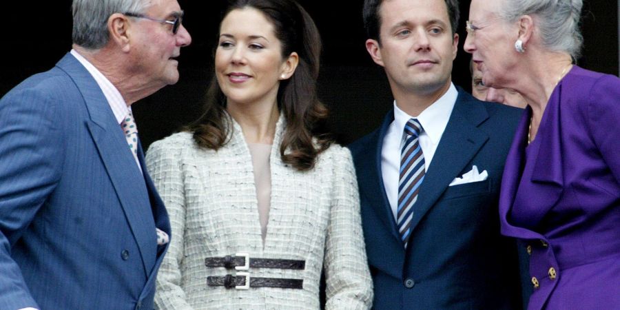 Dänemarks Kronprinz Frederik (M, r) und seine Verlobte Mary Donaldson (M, l), sprechen mit Königin Margrethe II. (r) und Prinz Henrik.