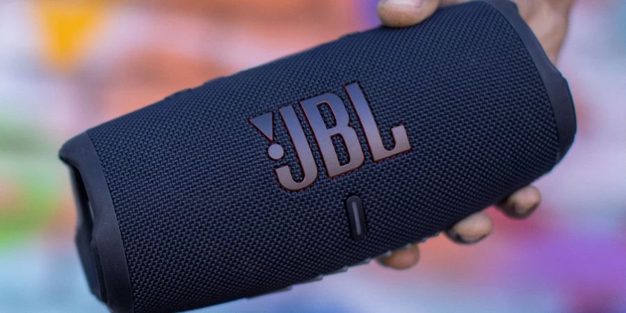 Hand JBL Lautsprecher bunter Hintergrund verschwommen