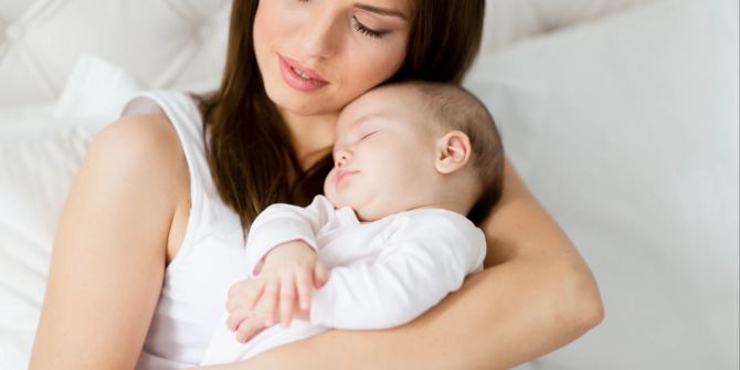 Mutter mit schlafendem Baby auf dem Arm