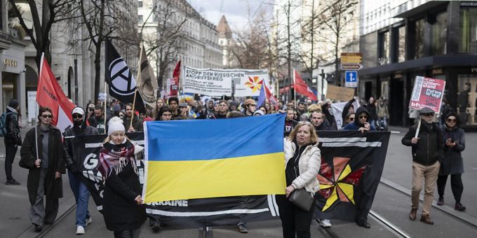 Die Demonstration gegen den Ukraine-Krieg führte durch die Zürcher Innenstadt. Die Demonstration gegen den Ukraine-Krieg führte durch die Zürcher Innenstadt.