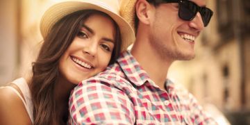 frau und mann auf motorrad in der stadt, sommer, sonne