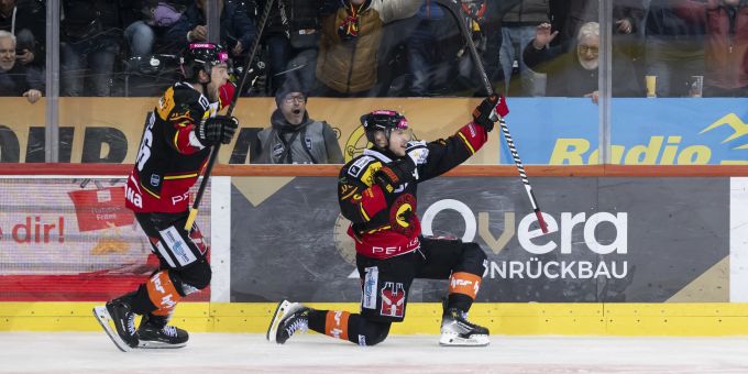 Joel Vermin feiert ein Tor für den SCB. SCB National League