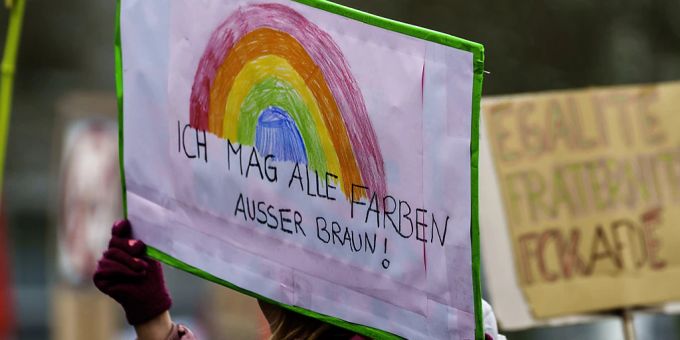 Ein Plakat «Ich mag alle Farben ausser Braun!» wird auf einer Kundgebung gegen Rechtsextremismus hochgehalten. Foto: Andreas Arnold/dpa Ein Plakat «Ich mag alle Farben ausser Braun!» wird auf einer Kundgebung gegen Rechtsextremismus hochgehalten. Bundesweit demonstrieren Hunderttausende für Zusammenhalt und Toleranz. Foto: Andreas Arnold/dpa