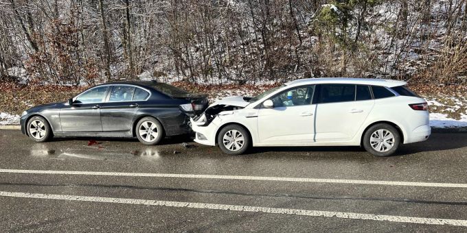 Rapperswil-Jona: Auffahrkollision zwischen zwei Autos. Rapperswil-Jona: Auffahrkollision.
