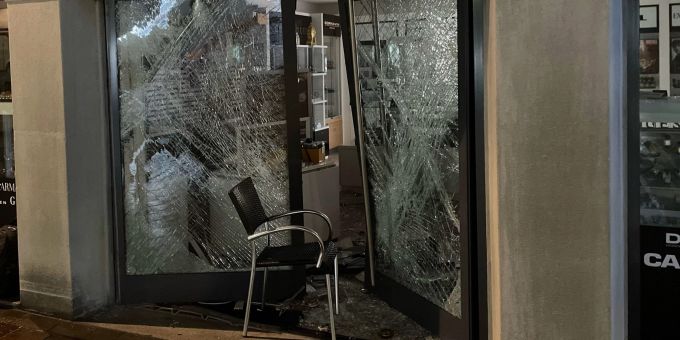 Uhren und Schmuck von derzeit unbestimmtem Wert wurden gestohlen. Uhren und Schmuck