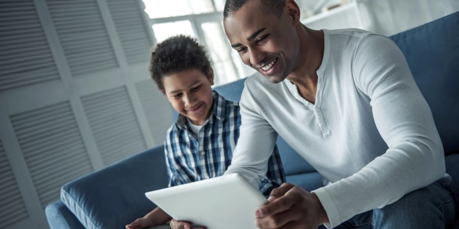 Vater und Sohn mit Tablets