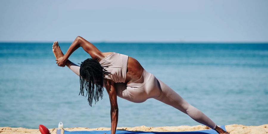 Eine Frau in einer Yoga-Pose.