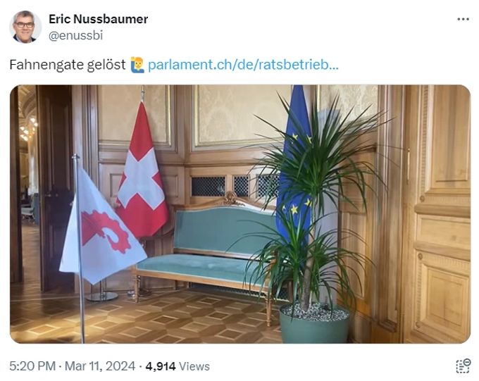 Auf Twitter freut sich der höchste Schweizer nach der Episode: «Fahnengate gelöst» und ein Emoji mit einem «glücklichen Mann mit erhobener Hand». EU-Fahne Europaflagge Fahnengate Flagge