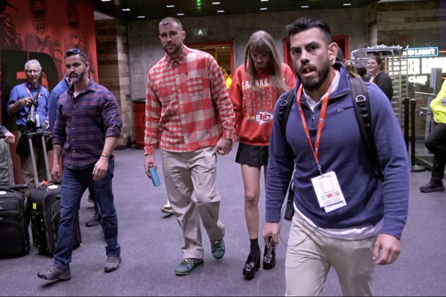 Travis Kelce und Taylor Swift verlassen das Arrowhead-Stadion nach den NFL-Spiel der Kansas City Chiefs und der Los Angeles Chargers, am 22 Oktober 2023, in Kansas City, Missouri.