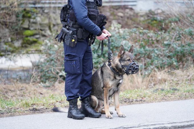 Sicherheitskräfte vor dem Gericht in Mels. Mels