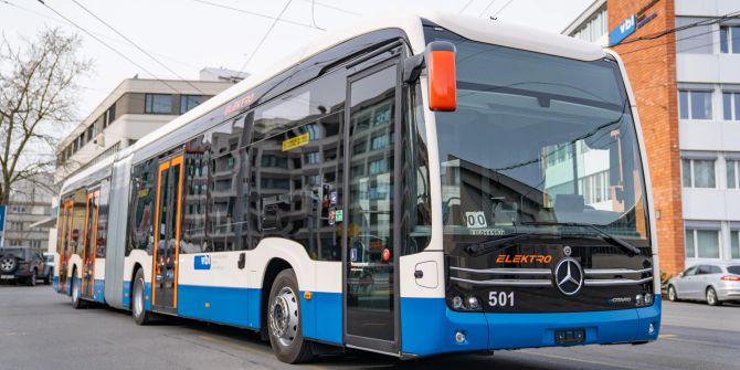 Elektro-Gelenkbus vor dem VBL-Depot Weinbergli