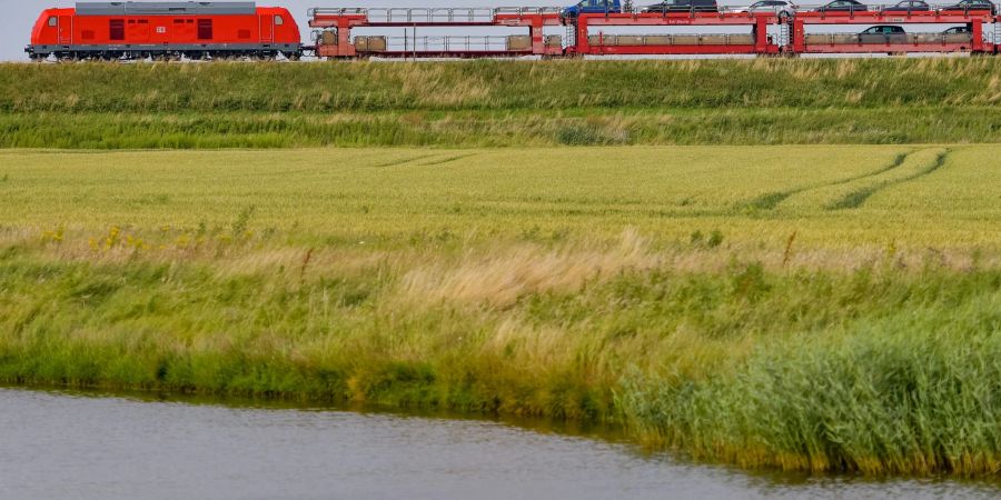 Der Sylt-Shuttle in der Nähe von Klanxbüll auf den Weg zur Nordseeinsel.