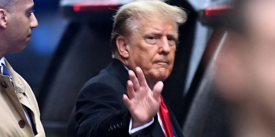 ARCHIV - Donald Trump, ehemaliger Präsident der USA, verlässt sein Wohnhaus in New York. Er muss sich derzeit in verschiedenen Fällen mit Gerichten auseinandersetzen. Foto: Andrea Renault/ZUMA Press Wire/dpa