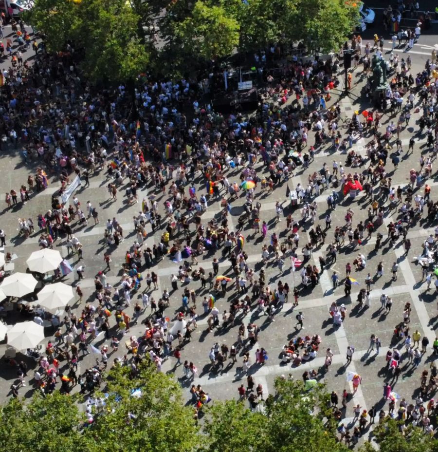 Die Bilder aus der Luft zeigen, wie viele Teilnehmerinnen und Teilnehmer vor Ort sind.