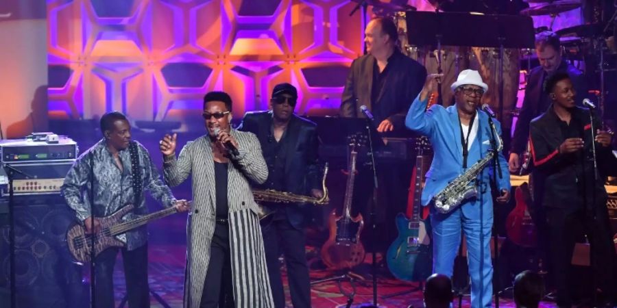 Dennis Thomas im Weissen Hut und blauen Anzug bei einem Konzert in New York im Juni 2018